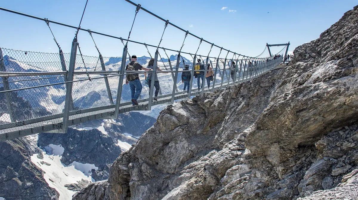 Visitors on the Titlis Cliff Walk suspension bridge